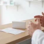 Comptoir de pharmacie avec une ordonnance médicale, sur fond clair