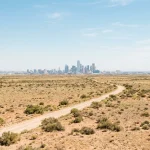 Large paysage américain avec une skyline urbaine au loin