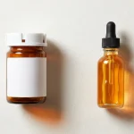 Comparaison d'un flacon de médicament sur prescription et d'un flacon de bien-être, sur fond clair