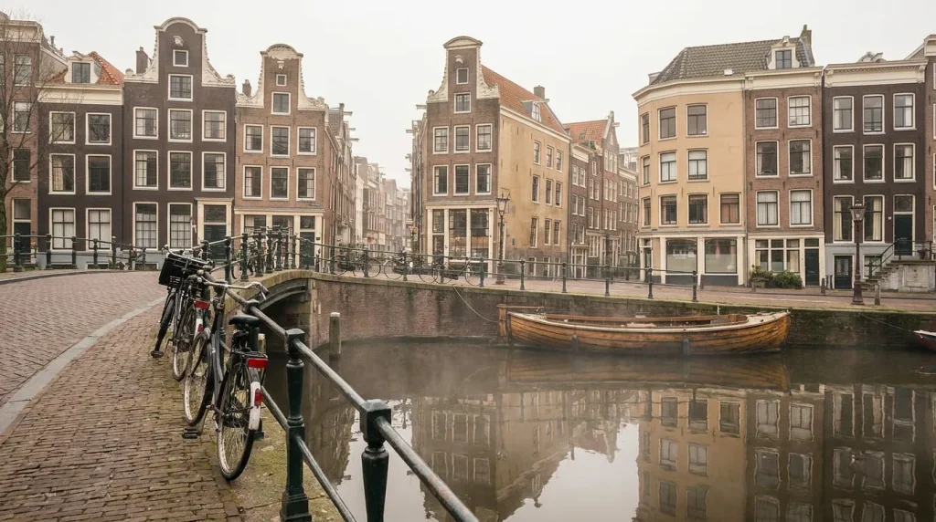 Maisons le long d'un canal d'Amsterdam sous une lumière douce