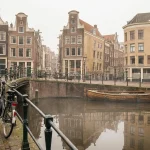 Maisons le long d'un canal d'Amsterdam sous une lumière douce
