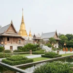 Temple thaïlandais serein aux tons dorés sous une lumière douce