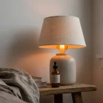 Flacon d'huile de CBD sur une table de chevet, ambiance apaisée