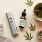 Objets de consommation du cannabis et du CBD (vaporisateur, huile, infusion) sur fond clair