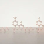 Trois isomères du THC (Delta-8, Delta-9, Delta-10) en rendu 3D, sur fond clair