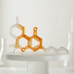 Molécule de HHC en rendu 3D dans un décor de laboratoire, sur fond clair