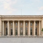 Façade d'un grand bâtiment parlementaire français néoclassique sous une lumière douce
