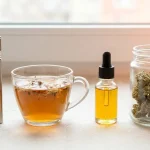 Différents modes de consommation du cannabis et du CBD côte à côte, sur fond clair