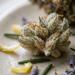 Trichomes resineux en gros plan sur une fleur de cannabis revelant son profil terpenique aromatique